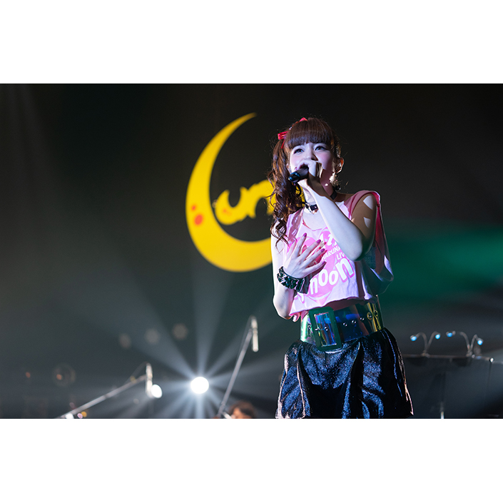 『ファンからのサプライズに感動！　ベストアルバム収録のカバー曲も披露した「春奈るな LIVE 2018 “LUNAtic Typhoon”」レポート！ - 画像一覧（6/8）