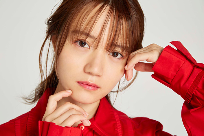 尾崎由香、New Mini Album『NiNa』のジャケット写真、新アーティスト写真を公開！シンガーソングライター「坂口有望」などの楽曲提供も決定！