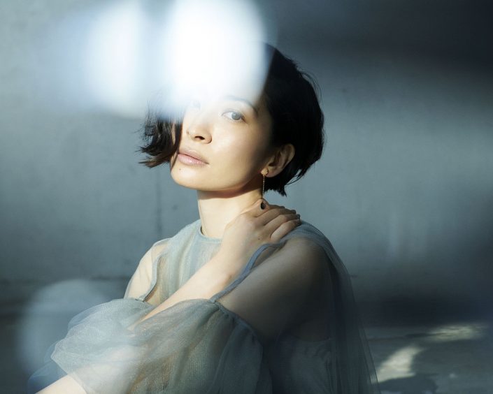 坂本真綾 本日 両a面シングル 独白 躍動 発売 独白 逆光 Music Video配信スタート 独白 Music Videoはyoutubeでフルコーラス解禁 発売記念特番も配信決定 リスアニ Web アニメ アニメ音楽のポータルサイト