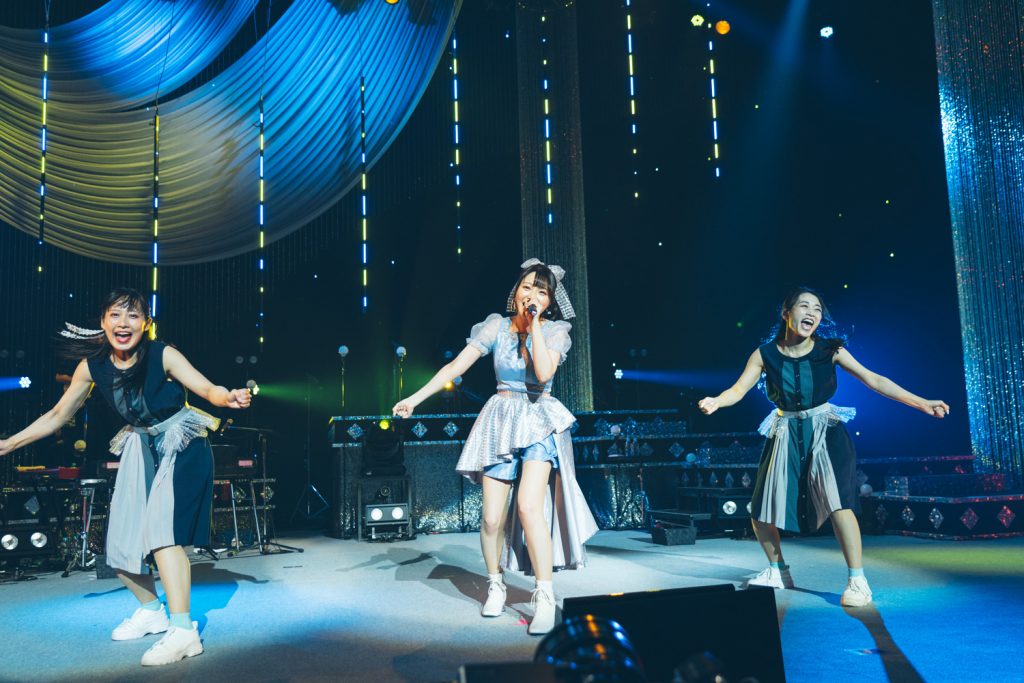 2年越しのリベンジ！麻倉もも、自身初となるライブツアー＜LAWSON presents 麻倉もも Live Tour 2022“Piacere!”＞で見せた最高の笑顔  – リスアニ！ – アニソン・アニメ音楽のポータルサイト