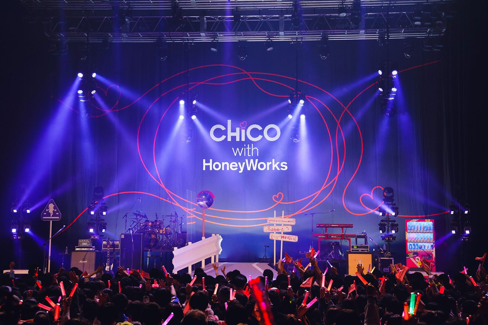 CHiCO with HoneyWorks、活動休止前ラストとなる全国ツアー“LAWSON presents CHiCO with HoneyWorks Zepp tour 2023『ｉは自由で、縛れない。』”ファイナル公演でみせた“ｉ＝愛”と“感謝”でいっぱいのステージをレポート！ - 画像一覧（2/13）