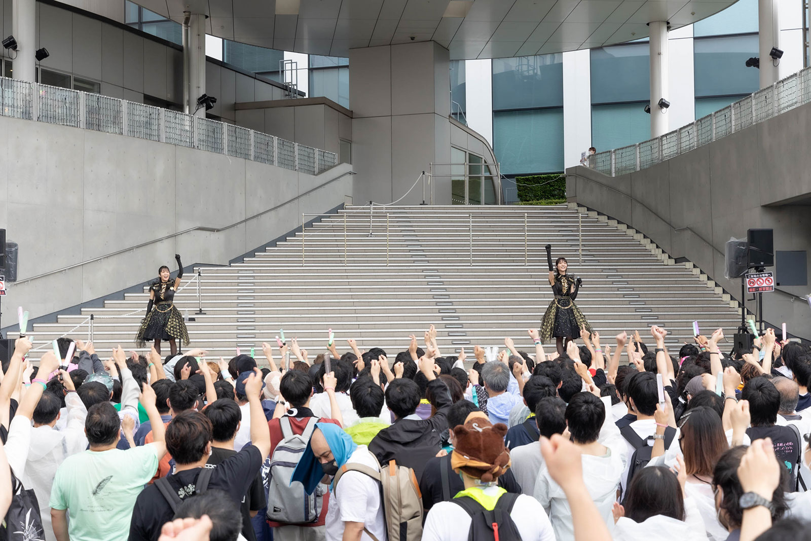 ClariS初のリリースイベントで「淋しい熱帯魚」を披露！ クララ