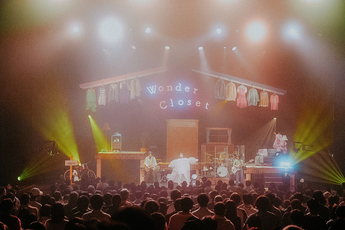 asmiとして歌い始めた4年間を網羅した、“愛”に溢れた空間に――“asmi special live「Wonder Closet」”東京公演レポート - 画像一覧（9/10）