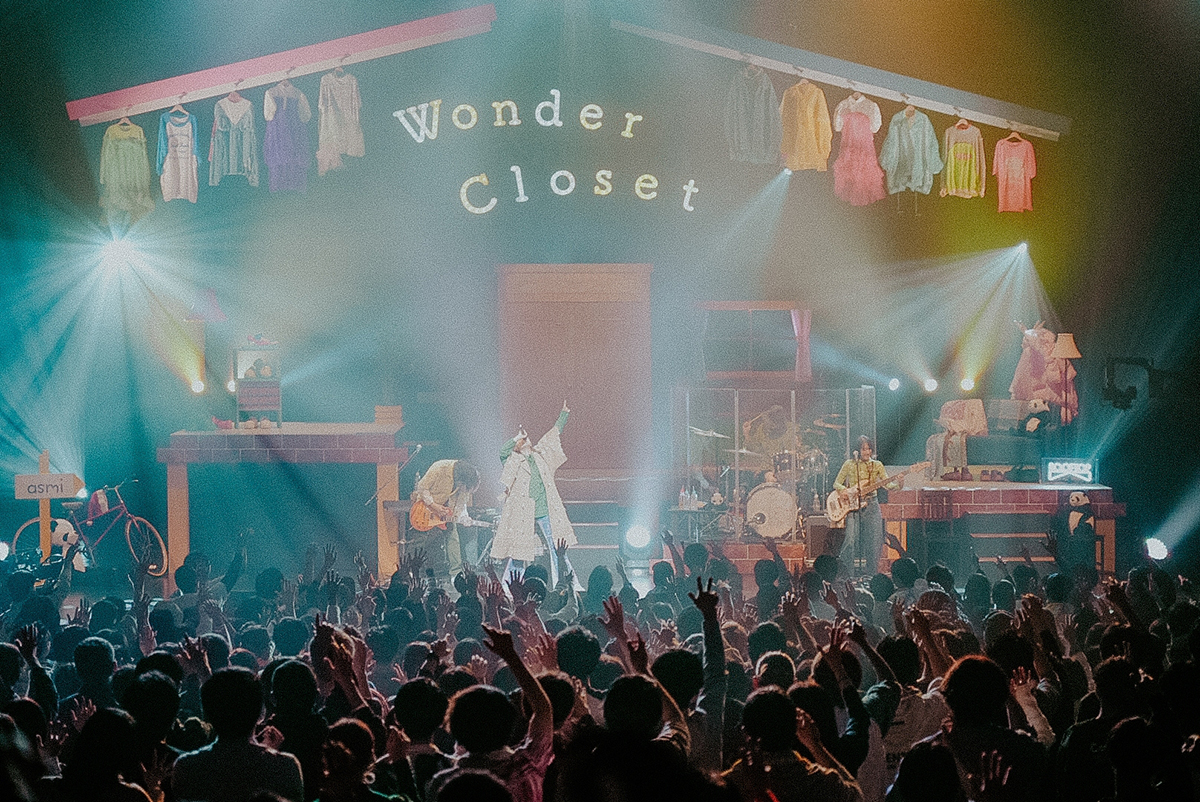 asmiとして歌い始めた4年間を網羅した、“愛”に溢れた空間に――“asmi special live「Wonder Closet」”東京公演レポート - 画像一覧（2/10）