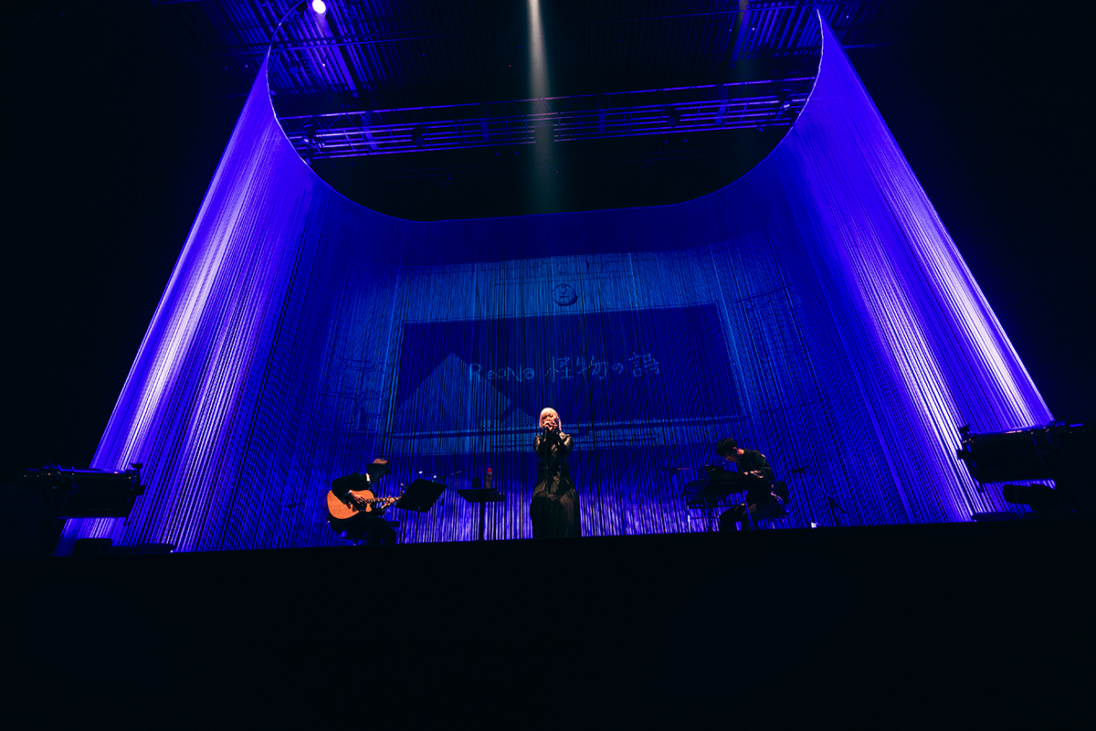 ReoNaの“お歌”を存分に堪能できる一夜に。アコースティックライブツアー「ReoNa Acoustic Live Tour“ふあんぷらぐど2023”」KT Zepp Yokohama公演を振り返る。 - 画像一覧（1/3）