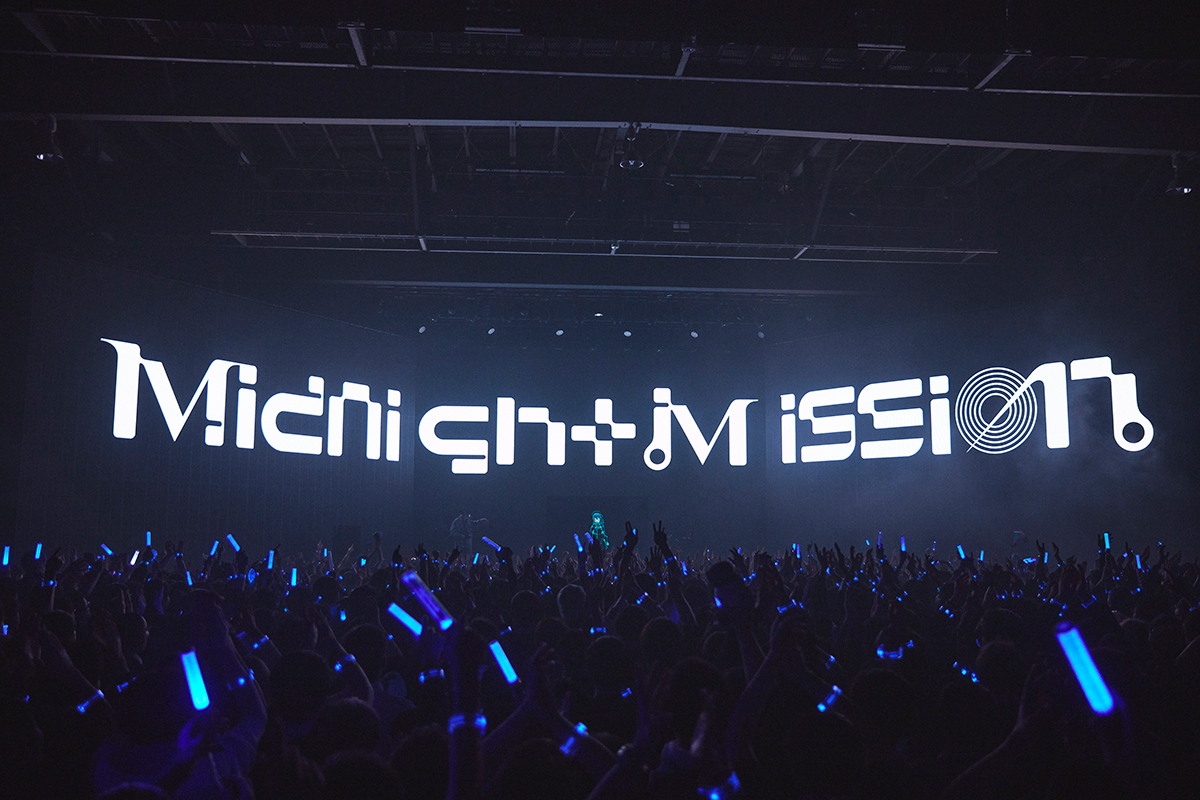 MISSION COMPLETE！TAKU INOUEと星街すいせいが二次元／三次元を横断し、未開の世界へ――“Midnight Grand Orchestra 1st LIVE「Midnight Mission」”レポート - 画像一覧（10/15）