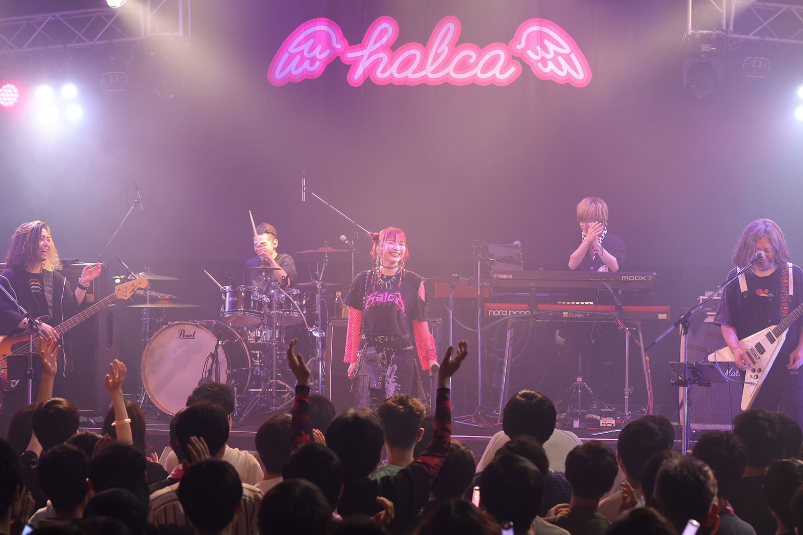 東阪でのビルボードライブも発表！halca、無限のパワーと歌唱力を見せつけたフルバンド編成ワンマン“LAWSON presents halca live 2024 playloud”を振り返る！ - 画像一覧（7/8）