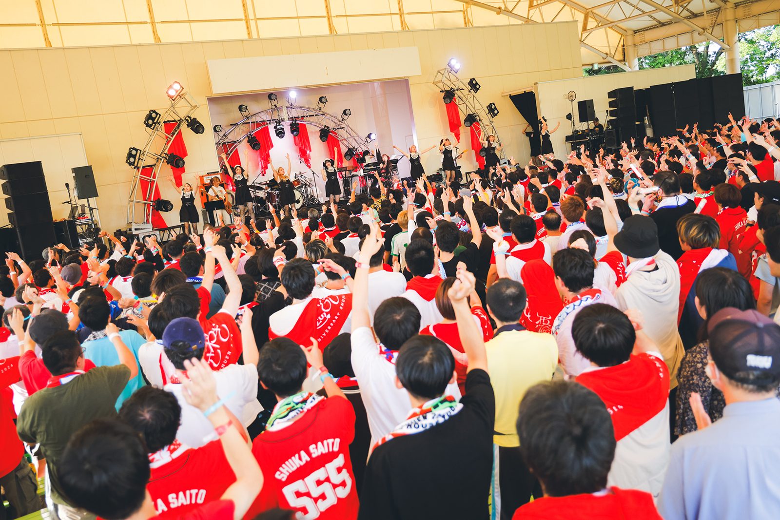 真夏の野外に現れた“天使朱夏”と“悪魔朱夏”。東武動物公園イベントステージHOLA!にて開催された斉藤朱夏の初野外ワンマン“5th ANNIVERSARY朱演2024「天使と悪魔のささやき」”初日公演をレポート - 画像一覧（5/10）