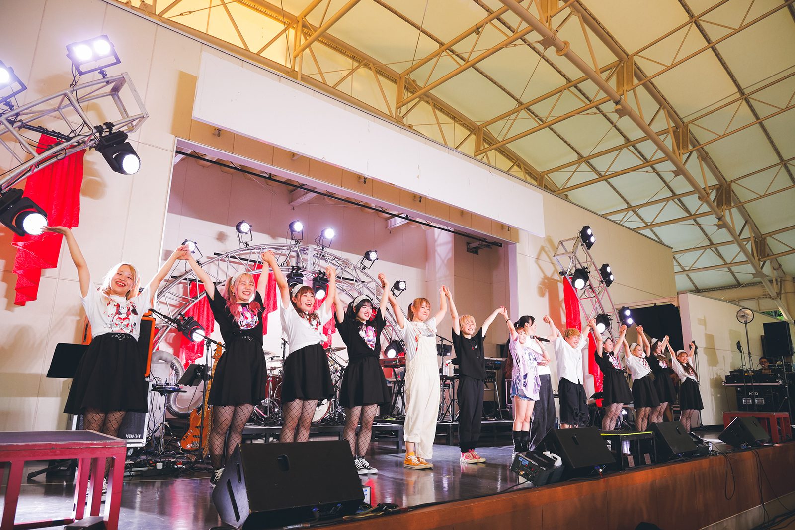 真夏の野外に現れた“天使朱夏”と“悪魔朱夏”。東武動物公園イベントステージHOLA!にて開催された斉藤朱夏の初野外ワンマン“5th ANNIVERSARY朱演2024「天使と悪魔のささやき」”初日公演をレポート - 画像一覧（1/10）