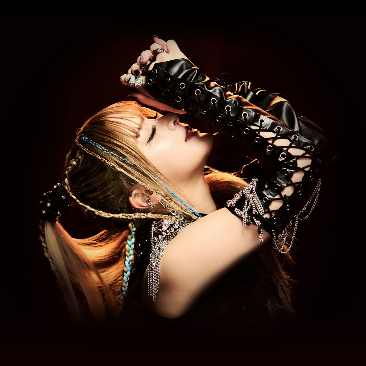 GARNiDELiA、最新曲でTVアニメ『Übel Blatt～ユーベルブラット～』オープニング主題歌「罪人」のジャケ写とMV公開！